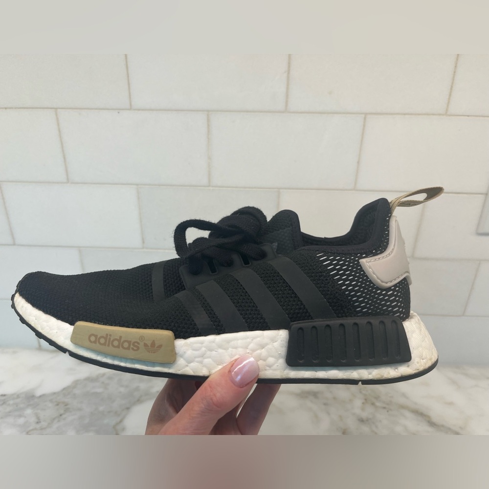 Adidas NMD R1 Black 🖤, like new!